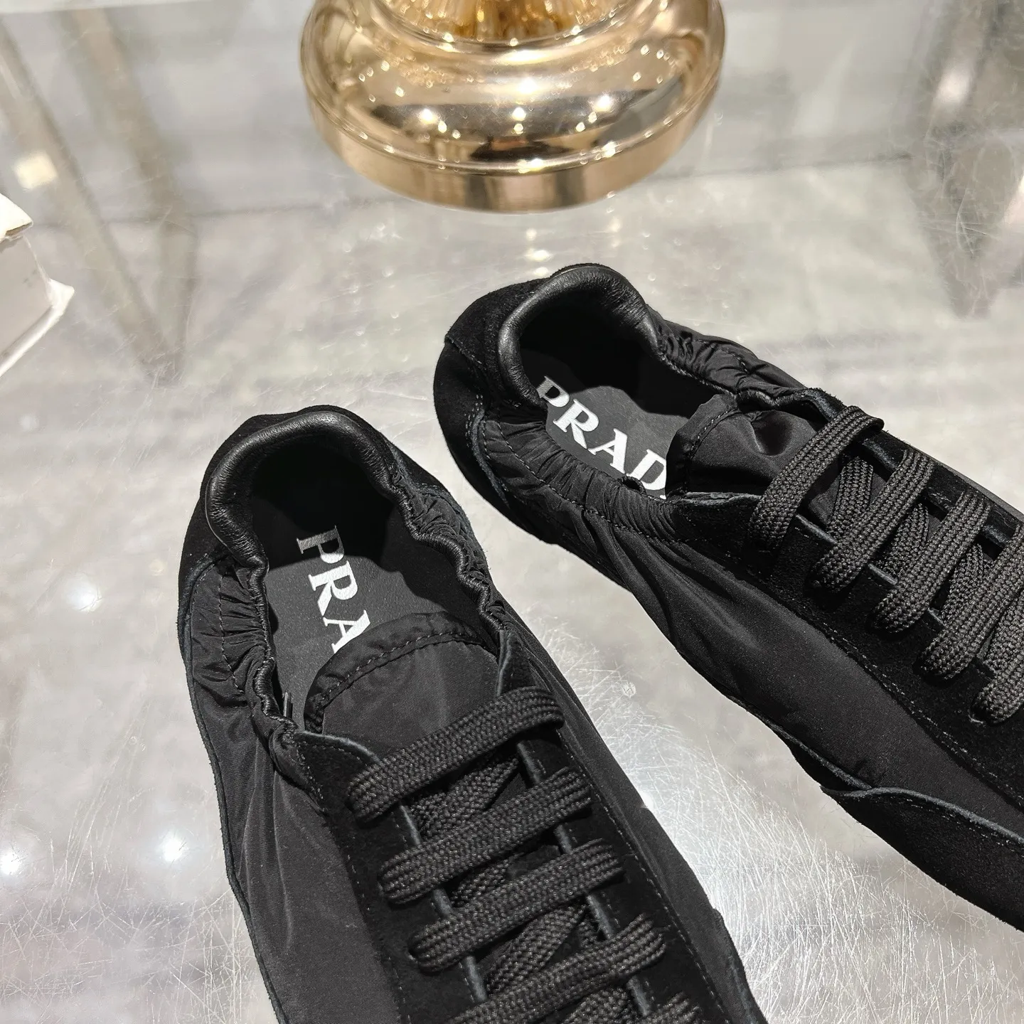 👟👟Ex-factory price 520👟👟Men's size +10 Couple style🎆Prada's new moral training shoes. The upper is suede with texture, and the inner sheepskin is wrapped. It is soft and waxy🎆The insole is thickened with lambskin. It is extremely comfortable to step on, has a sense of support, and feels well wrapped. The shoe shape is full of wrapping, light and easy to wear. A practical casual shoe that makes your legs appear taller! White is clean and refreshing, needed all year round, and can be easily worn with skirts and pants. Upper: imported suede/original molded fabric. Lining: sheepskin. Outsole: rubber outsole! Code number: 35-41 Color: burgundy blue brown green dark green yellow black red gray 9 colors available